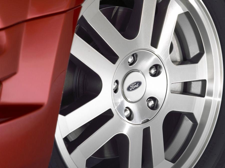  Ford Mustang GT 2005 года  (фото 27 из 209)